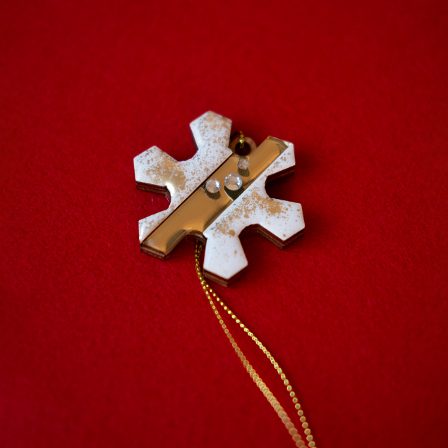 Ёлочная игрушка Снежинка (белый с золотым ) с логотипом в Екатеринбурге заказать по выгодной цене в кибермаркете AvroraStore