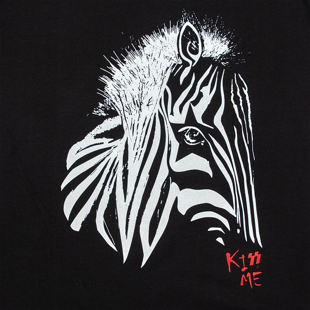 Майка женская «Арт-рокстар. Kiss Me», черная с логотипом в Екатеринбурге заказать по выгодной цене в кибермаркете AvroraStore