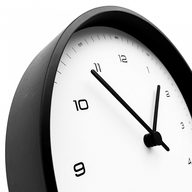 Часы настенные Flash, белые с черным с логотипом в Екатеринбурге заказать по выгодной цене в кибермаркете AvroraStore
