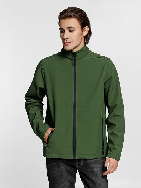 Куртка софтшелл мужская RACE MEN, темно-зеленая с логотипом в Екатеринбурге заказать по выгодной цене в кибермаркете AvroraStore
