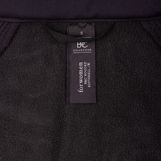 Куртка женская Hooded Softshell черная с логотипом в Екатеринбурге заказать по выгодной цене в кибермаркете AvroraStore