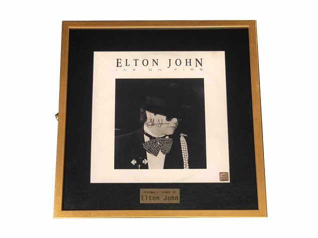 Пластинка с автографом Элтона Джона с логотипом в Екатеринбурге заказать по выгодной цене в кибермаркете AvroraStore