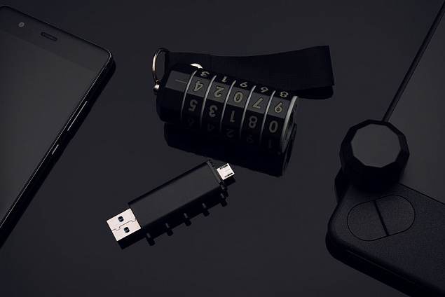 Флешка 2 в 1 с кодовым замком lokenToken 16 Гб, черная с логотипом в Екатеринбурге заказать по выгодной цене в кибермаркете AvroraStore