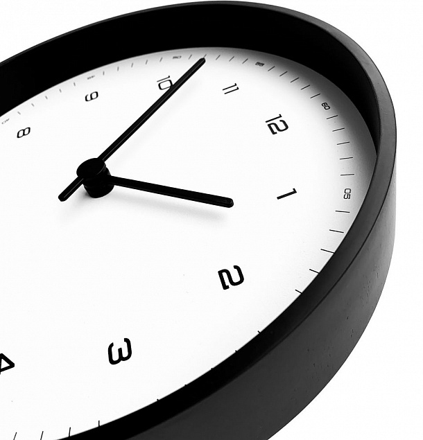 Часы настенные Flash, белые с черным с логотипом в Екатеринбурге заказать по выгодной цене в кибермаркете AvroraStore