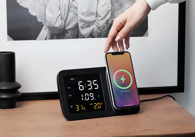Настольные часы "Smart Screen" с беспроводным (15W) зарядным устройством, гигрометром, термометром, календарём, с подсветкой логотипа с логотипом в Екатеринбурге заказать по выгодной цене в кибермаркете AvroraStore